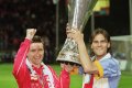 Vladimír Šmicer s krajanem Patrikem Bergerem slaví s trofejí pro vítěze Poháru UEFA, kterou s Liverpoolem získali po vítězství ve finále nad španělským Alavésem 5:4 v prodloužení. Foto: liverpoolfc.com