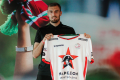 Tomáš Chorý pózuje po podpisu kontraktu ve Waregemu s dresem svého nového klubu.