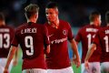 ...takže autor vyrovnávacího gólu na 1:1 Adam Hložek si po skončení mače mohl se spoluhráčem Ladislavem Krejčím starším spokojeně plácnout.