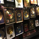 Na zdi několika místností se v muzeu vešly zlaté, platinové a jiné prestižní desky, které během své kariéry obdržela legendární švédská skupina ABBA.