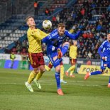 Letenský útočník Jan Kuchta se přes olomouckého stopera neprosadil. Foto: sigmafotbal.cz