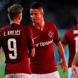 ...takže autor vyrovnávacího gólu na 1:1 Adam Hložek si po skončení mače mohl se spoluhráčem Ladislavem Krejčím starším spokojeně plácnout.